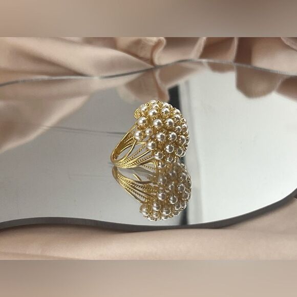 Elegant Gold-Tone Pearl Cluster Statement Ring - Picture 7 of 9